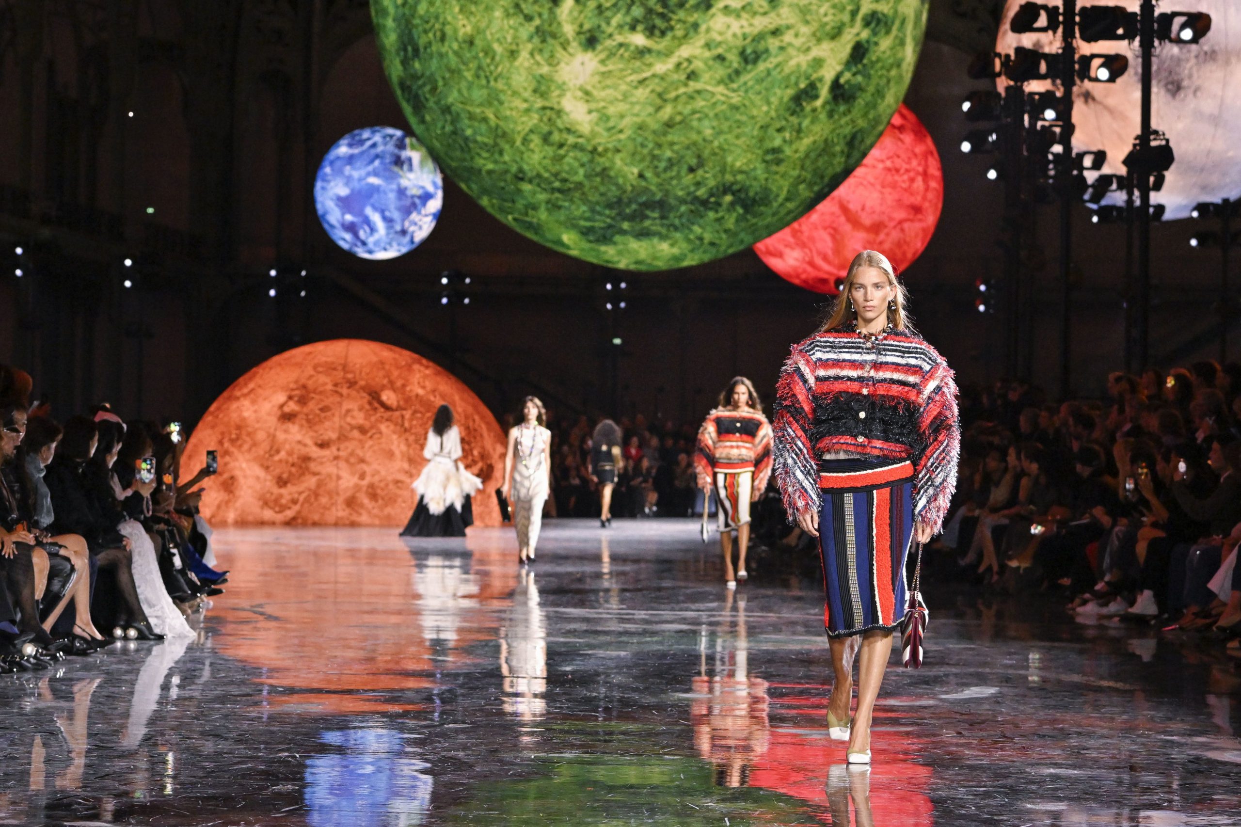 质感回归:Matthieu Blazy 与他重新定义的“新高级主义”插图1 巨型行星投影